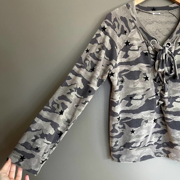 Monrow Camo Lace Up Pullover‎ Star Dusty Green Tea Sweatshirt Size Medium - Picture 9 of 16